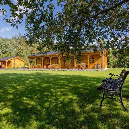Hubertus Dwor Mysliwski オポーレ エクステリア 写真